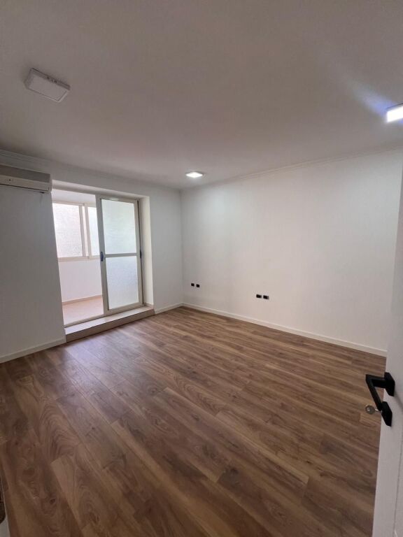 Affittasi 2+1 presso 21 DICEMBRE, di fronte al centro sanitario n. 9, strada principale circondata da vetrine in vetro, ottima possibilità di pubblicità.