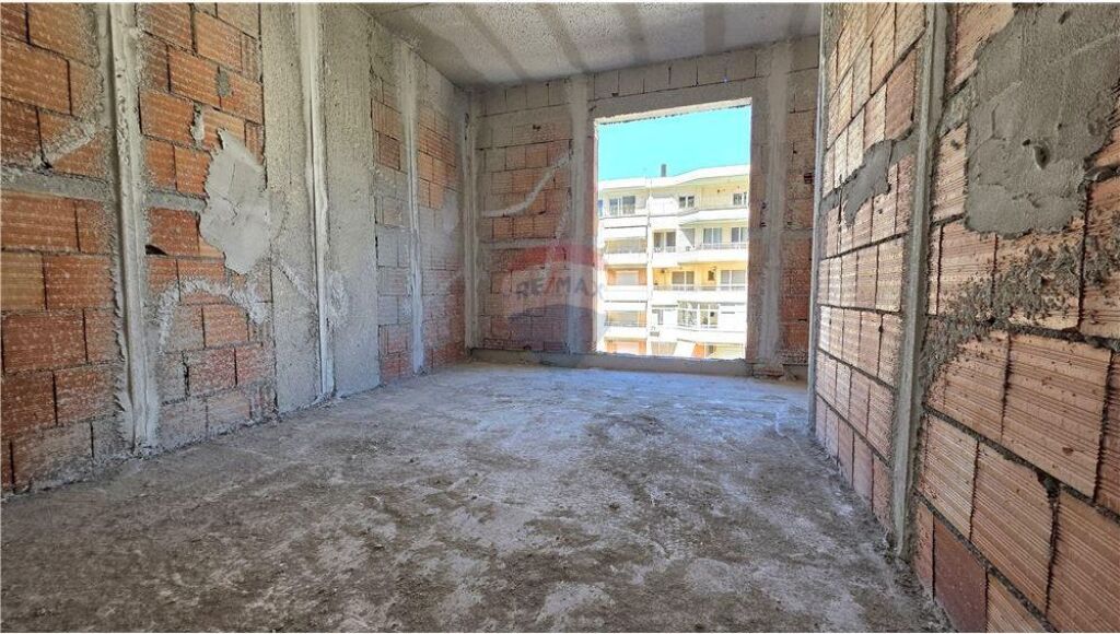 🏡 Apartament 1+1 për Shitje – Lungomare, Vlorë