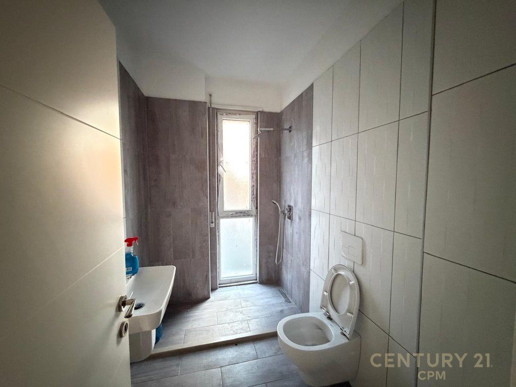 Appartamento 2+1+ Posto Auto in Vendita in Via Kavajës