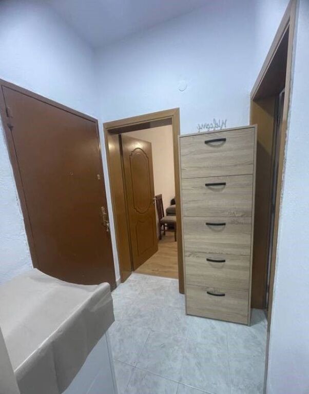 Affittasi 1+1 al Pazari i Ri, vicino a Optika Roma