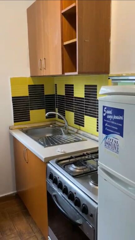 Jepet me qera  garsoniere  me kend gatimi me vete Rruga "Stavri Themeli  Pas globe