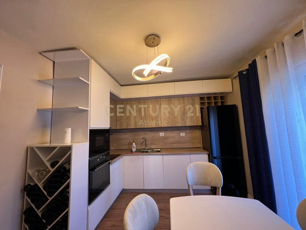 SHITET APARTAMENT 2+1+2 TUALETE PRANE QENDRRES TEK MUZEUMI DURRES !