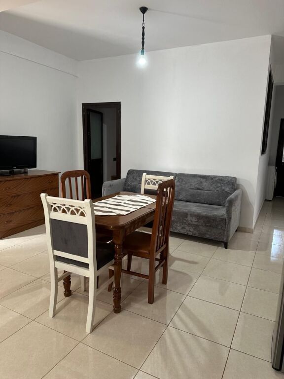 🏡 Qera Kati i parë i një vile–📍 Zona: 5 Maj 🏠 Tipologjia: 1+1