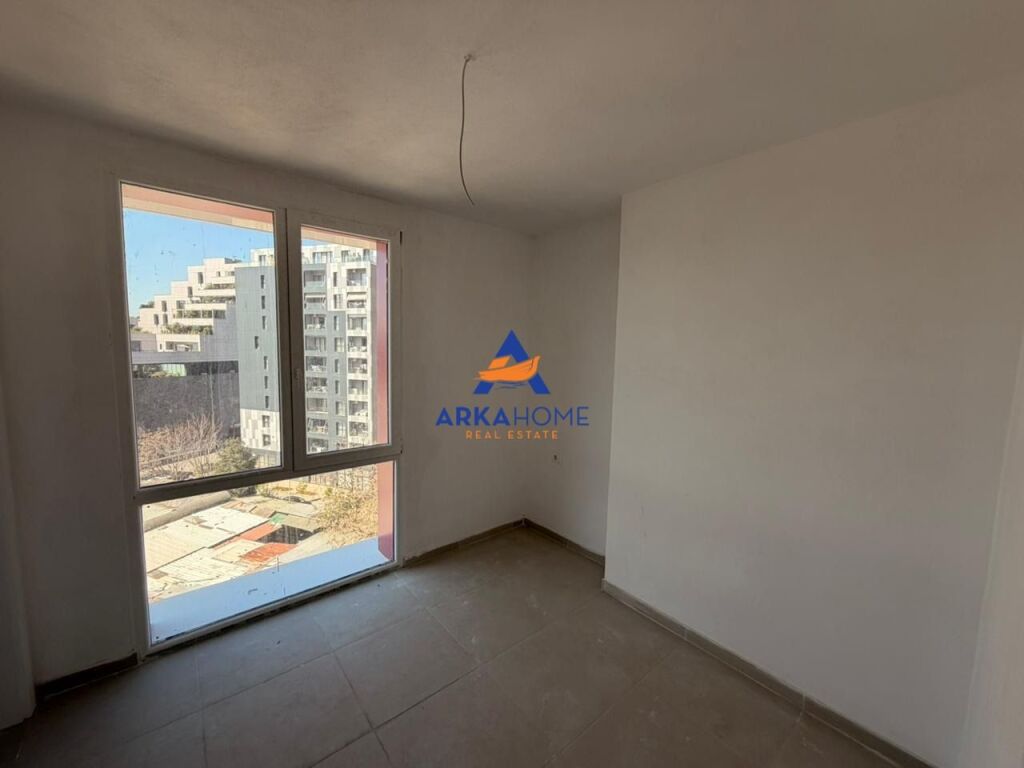 SHITET APARTAMENT 3+1+2+BALLKON "TE FARMACIA 10" 296.000 EURO (I DISKUTUESHEM)