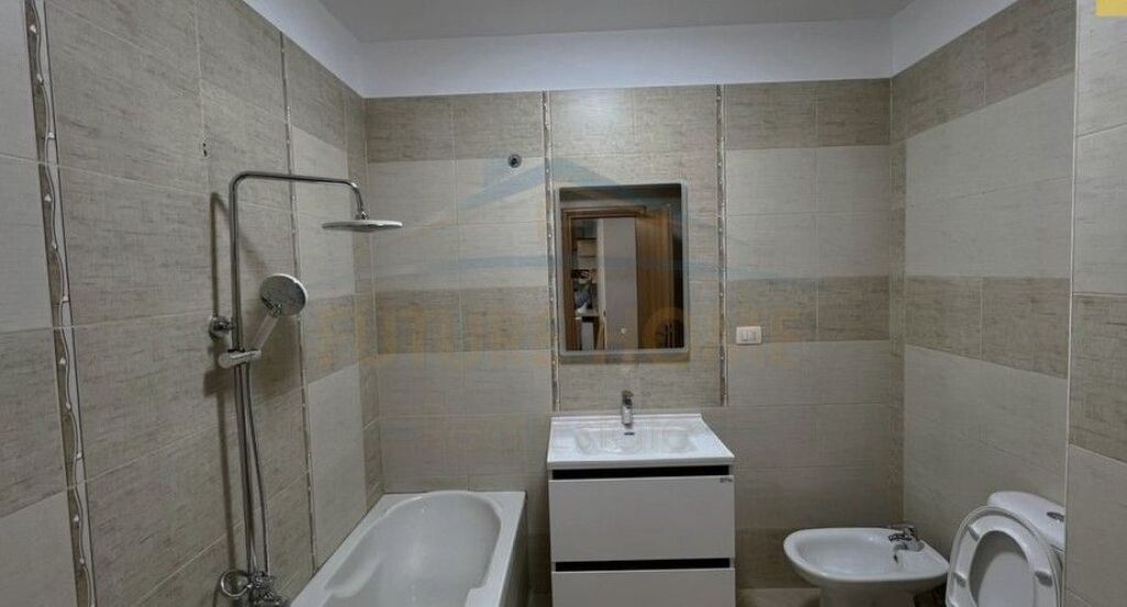 Shitet, Apartament 2+1+2, Stacioni i Trenit, Tiranë