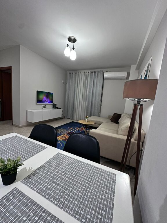 🏢Rruga e Kavajes,prane Condor Center jepet me qera apartament 1+1,i mobiluar. 55,000L