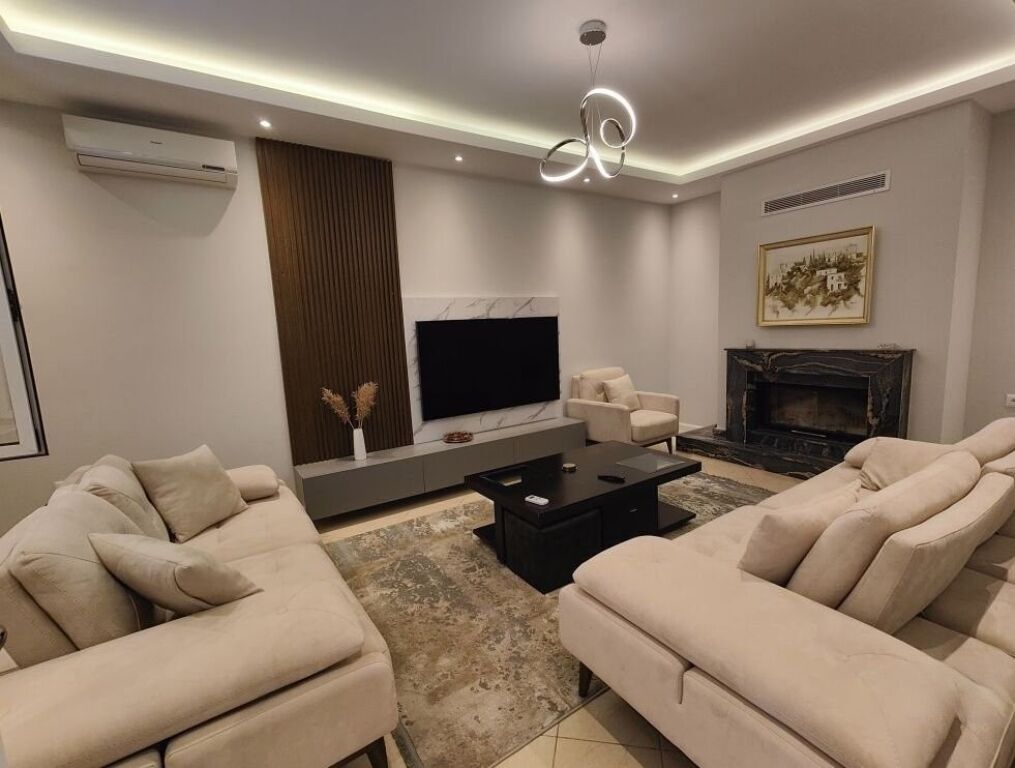 Ofrohet për shitje apartament 1+1 në një nga projektet më moderne dhe prestigjioze në Tiranë, tek United Towers, i pozicionuar përballë Kompleksit Olimpik. Zona është ndër më të kërkuarat për banim dhe investim, falë afërsisë me Parkun e Liqenit dhe aksesit të lehtë me qendrën e qytetit.  Apartamenti organizohet në mënyrë funksionale me:  Ambient ndenje dhe kuzhinë të përbashkët 1 dhomë gjumi 1 tualet Ballkon  Ndodhet në një godinë moderne me standarde të larta ndërtimi, pjesë e një kompleksi multifunksional me rreth 25 kate mbi tokë dhe ambiente shërbimi, parkim nëntokësor dhe administrim të dedikuar. Per me shume informacion na kontaktoni!!