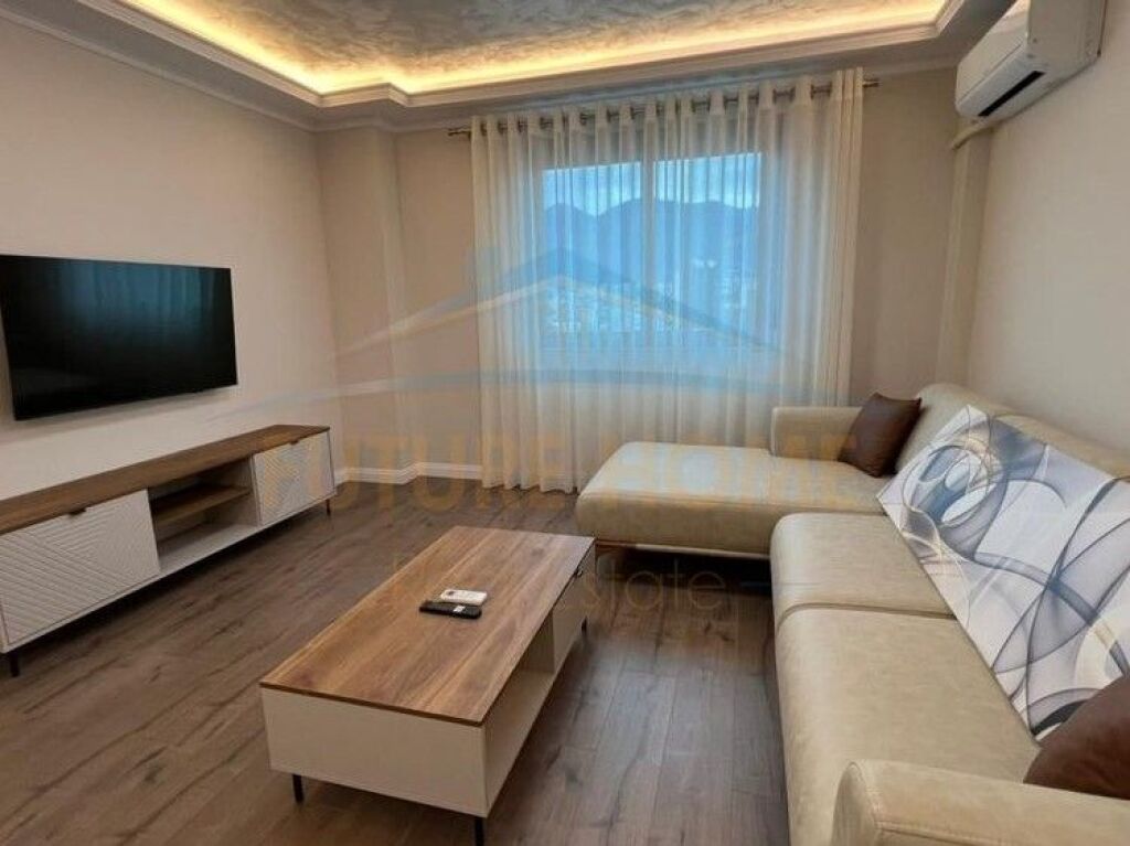 Shitet, Apartament 2+1+2, Stacioni i Trenit, Tiranë