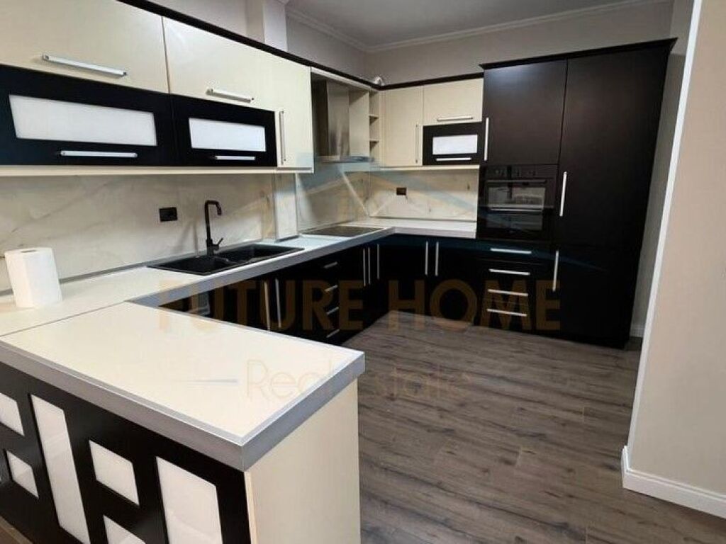 Shitet, Apartament 2+1+2, Stacioni i Trenit, Tiranë