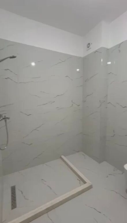 Jepet me Qira Apartament 2+1+2 tualete Kamez
