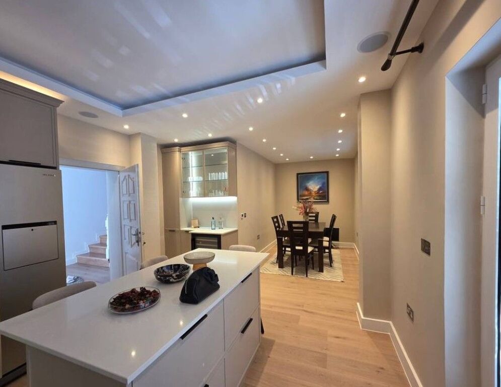 Ofrohet për shitje apartament 1+1 në një nga projektet më moderne dhe prestigjioze në Tiranë, tek United Towers, i pozicionuar përballë Kompleksit Olimpik. Zona është ndër më të kërkuarat për banim dhe investim, falë afërsisë me Parkun e Liqenit dhe aksesit të lehtë me qendrën e qytetit.  Apartamenti organizohet në mënyrë funksionale me:  Ambient ndenje dhe kuzhinë të përbashkët 1 dhomë gjumi 1 tualet Ballkon  Ndodhet në një godinë moderne me standarde të larta ndërtimi, pjesë e një kompleksi multifunksional me rreth 25 kate mbi tokë dhe ambiente shërbimi, parkim nëntokësor dhe administrim të dedikuar. Per me shume informacion na kontaktoni!!