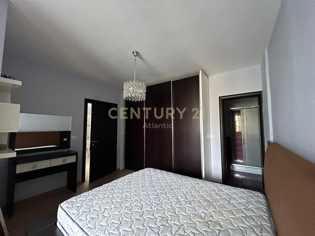 SHITET APARTAMENT 2+1+2 TUALETE DHE 2 BALLKONE TEK ISH URT NE DURRES !