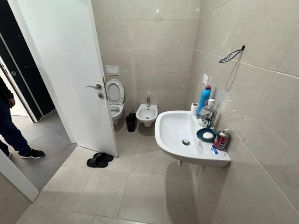 🏡 Jepet me qera apartament 2+1+2  📍 Adresa: Farmacia 10💰 Çmimi: 60,000 lek/muaj