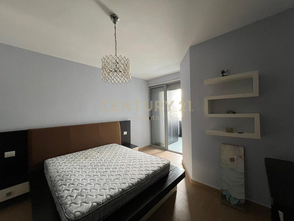 SHITET APARTAMENT 2+1+2 TUALETE DHE 2 BALLKONE TEK ISH URT NE DURRES !