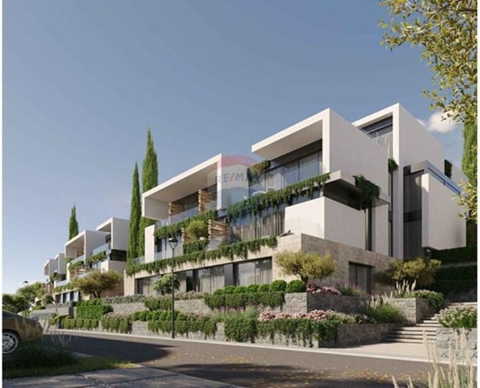 FARKE RESIDENCE CRYSTAL LAKE APARTMENT FOR SALE