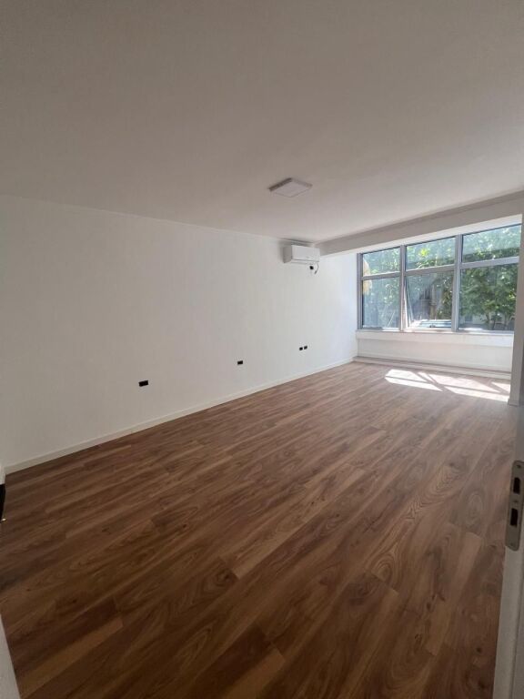 Affittasi 2+1 presso 21 DICEMBRE, di fronte al centro sanitario n. 9, strada principale circondata da vetrine in vetro, ottima possibilità di pubblicità.