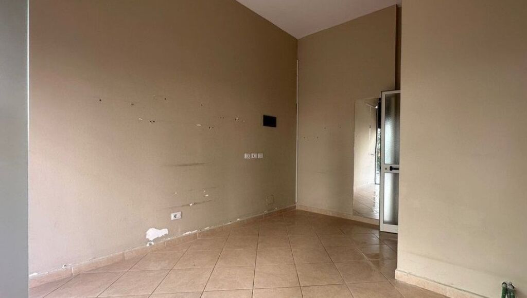 Shop for sale, Near Square 21