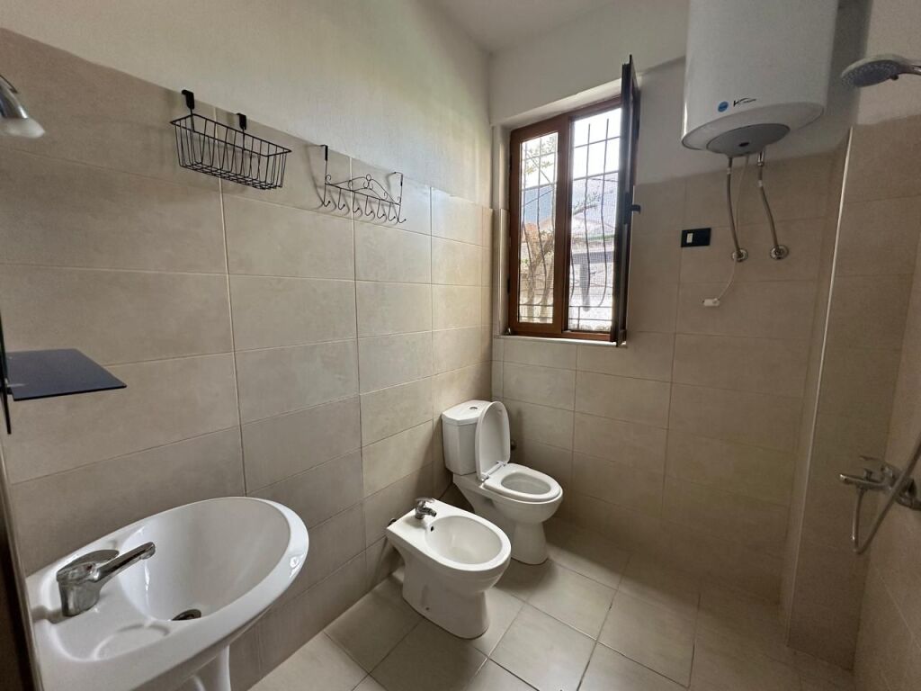 🏡 Qera Kati i parë i një vile–📍 Zona: 5 Maj 🏠 Tipologjia: 1+1