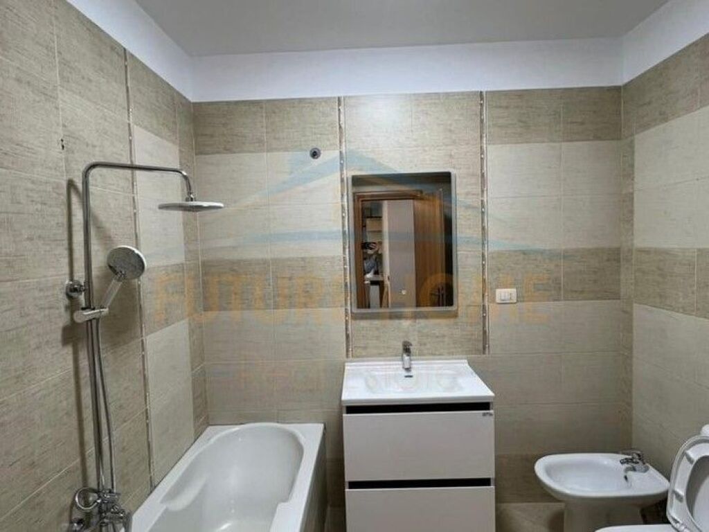 Shitet, Apartament 2+1+2, Stacioni i Trenit, Tiranë