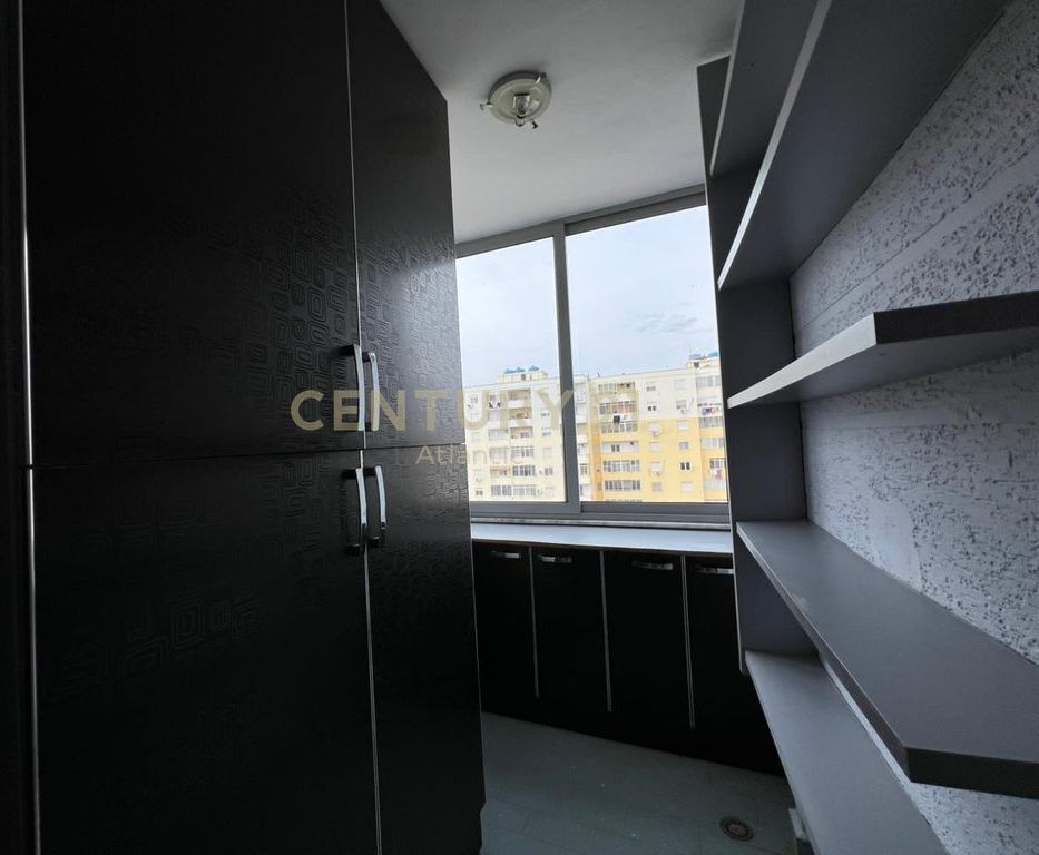 SHITET APARTAMENT 2+1+2 TUALETE DHE 2 BALLKONE TEK ISH URT NE DURRES !