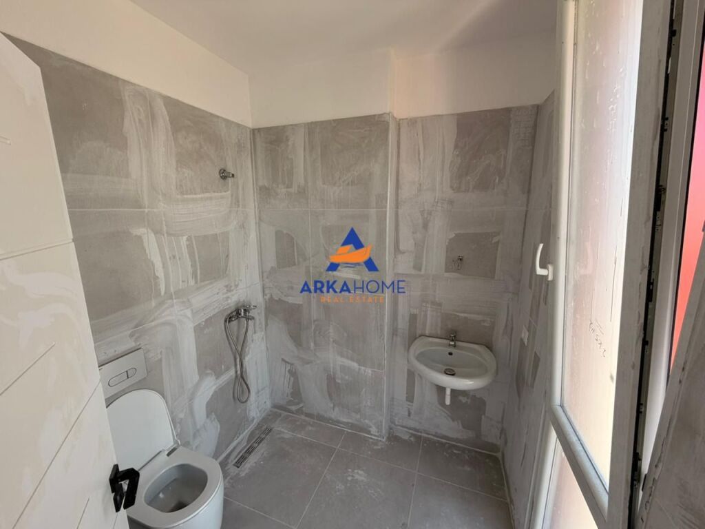 SHITET APARTAMENT 3+1+2+BALLKON "TE FARMACIA 10" 296.000 EURO (I DISKUTUESHEM)