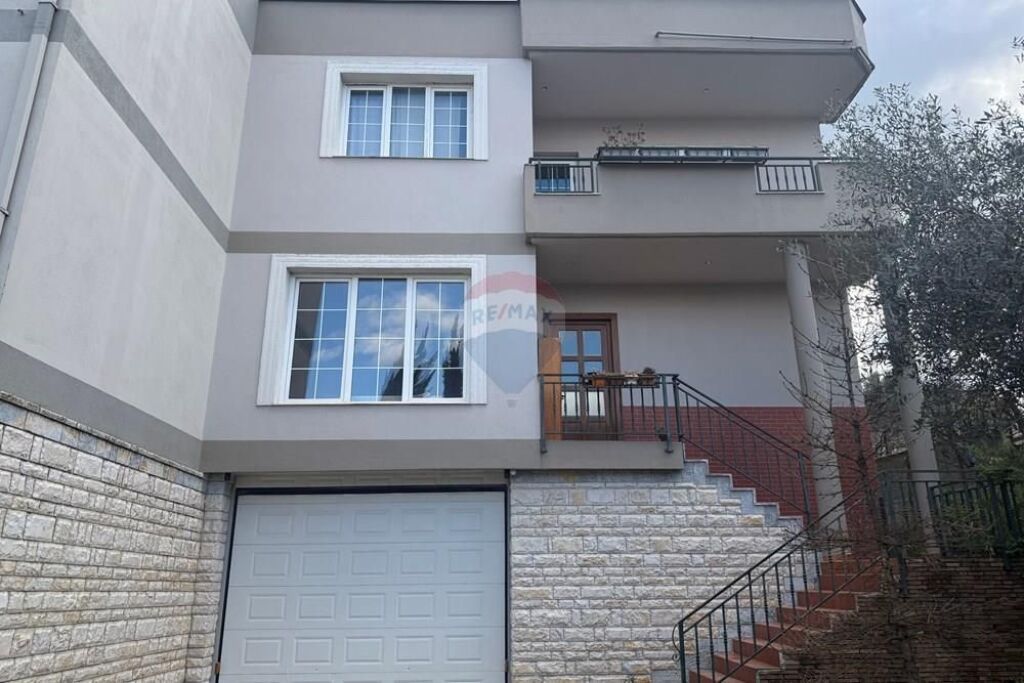 3-storey villa for sale in Sauk!