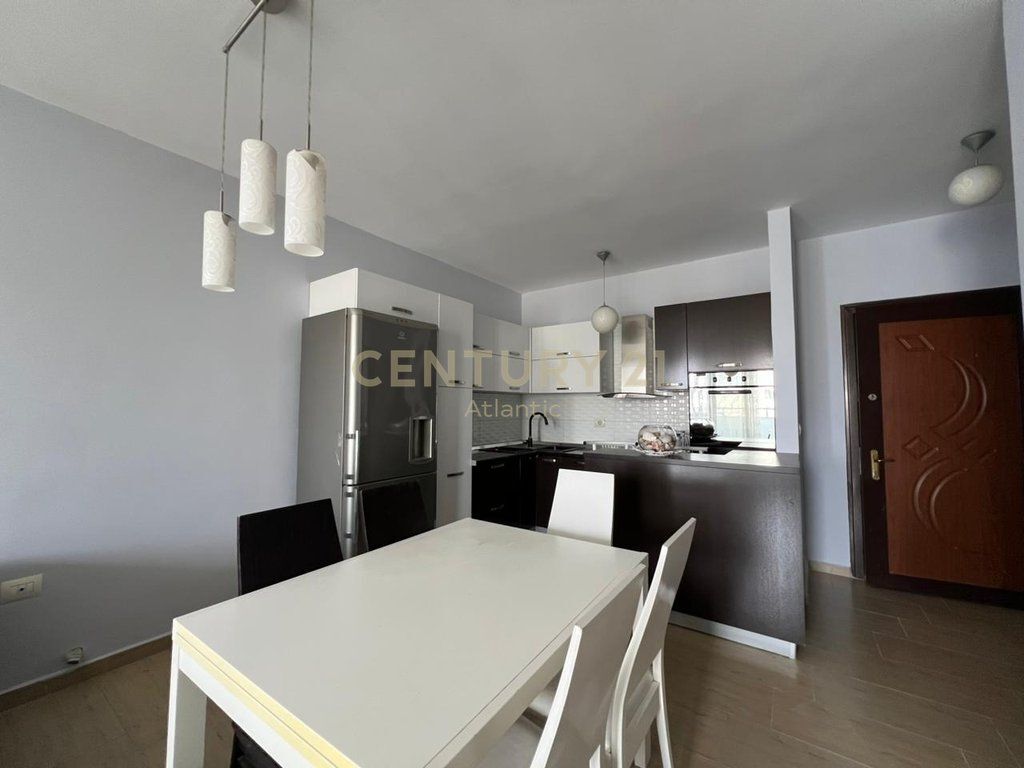 SHITET APARTAMENT 2+1+2 TUALETE DHE 2 BALLKONE TEK ISH URT NE DURRES !