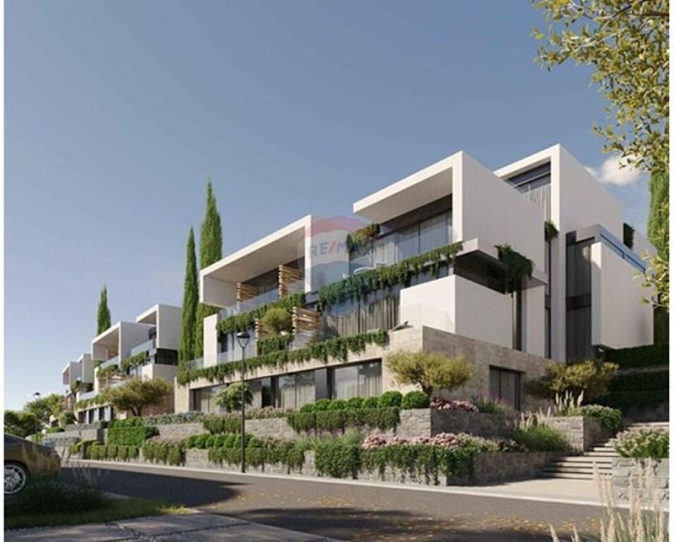 FARKE RESIDENCE CRYSTAL LAKE APARTMENT FOR SALE