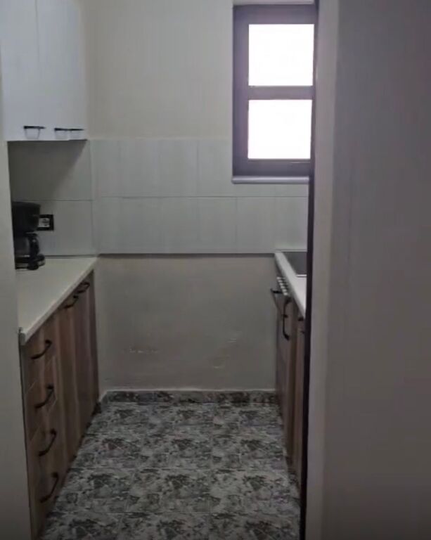 Appartamento 2+1 vicino al Liceo Ismail Qemali!