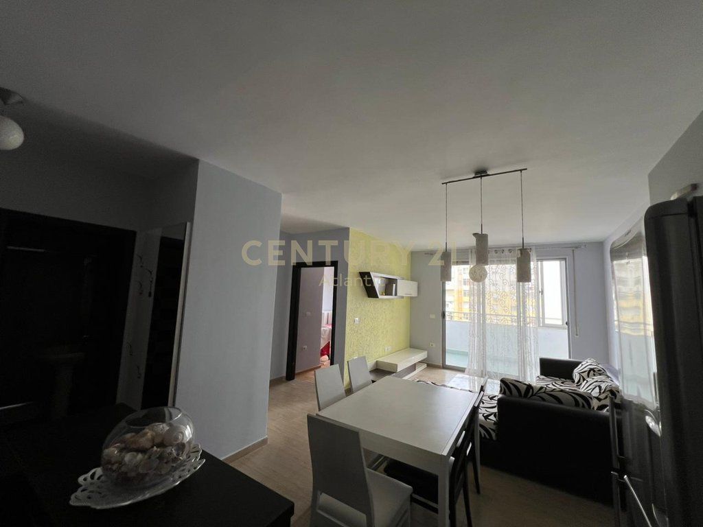SHITET APARTAMENT 2+1+2 TUALETE DHE 2 BALLKONE TEK ISH URT NE DURRES !