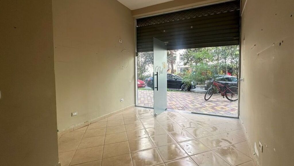 Shop for sale, Near Square 21