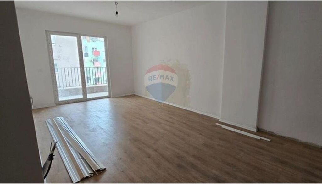 Appartamento 2+1+2 in vendita presso Rez Aura Vendesi appartamento 2+1+2 in Via Dritan Hoxha Complesso Aura. È composto da 1 soggiorno e cucina insieme, 2 camere da letto, 2 bagni e 1 balcone. L'appartamento si trova al 3° piano residenziale di un palazzo con ascensore. Il prezzo è di 1600 Euro al m2. Per maggiori informazioni contattaci.