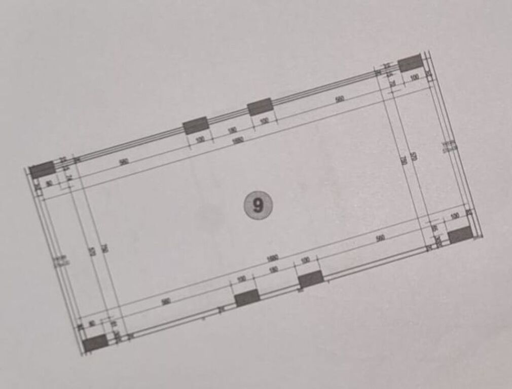 Jepet me qira ambient komercial në Astir ne buze rruge!