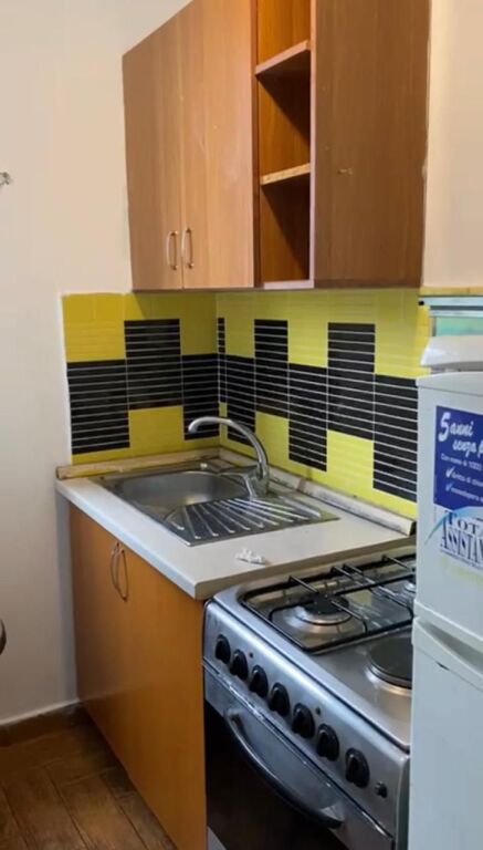 Jepet me qera garzoniere, Rruga Stavri Themeli pas Globe