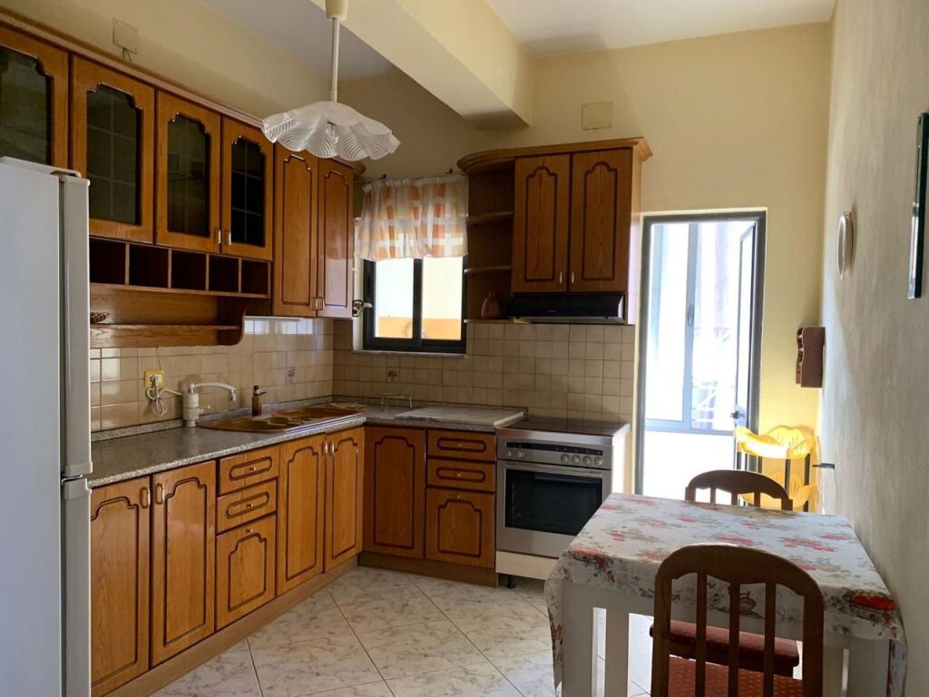 Jepet me qera apartament 2+1+1, Rruga Filip Shiroka 200 m larg shkolles “MREKULLIA”, Porcelan
