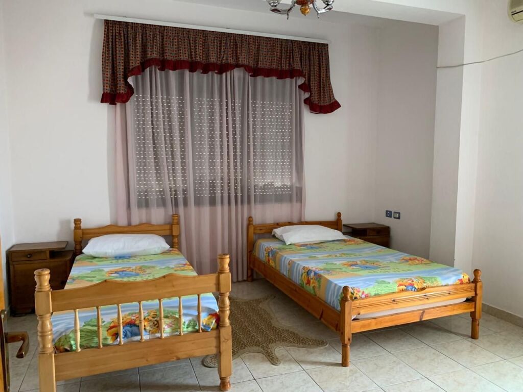 Jepet me qera apartament 2+1+1, Rruga Filip Shiroka 200 m larg shkolles “MREKULLIA”, Porcelan
