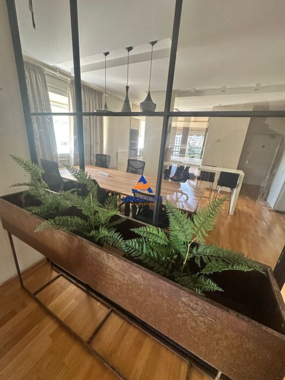 JEPET ZYRE ME QERA 140M2 "RRUGA BRIGADA E 8" 2900 EURO