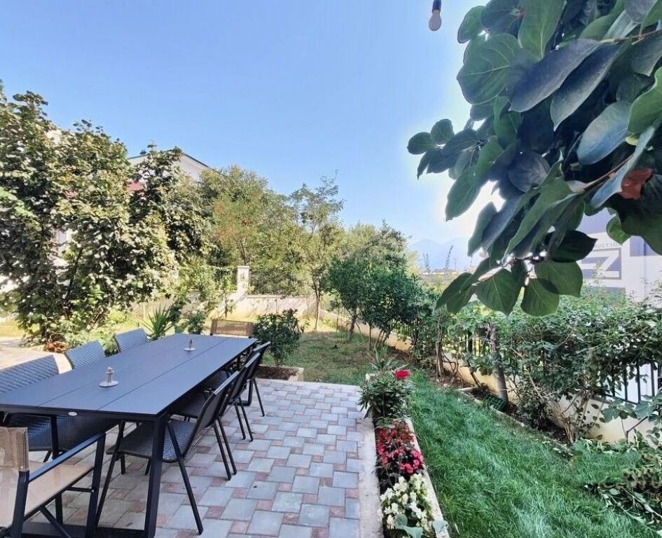 Ofrohet për shitje apartament 1+1 në një nga projektet më moderne dhe prestigjioze në Tiranë, tek United Towers, i pozicionuar përballë Kompleksit Olimpik. Zona është ndër më të kërkuarat për banim dhe investim, falë afërsisë me Parkun e Liqenit dhe aksesit të lehtë me qendrën e qytetit.  Apartamenti organizohet në mënyrë funksionale me:  Ambient ndenje dhe kuzhinë të përbashkët 1 dhomë gjumi 1 tualet Ballkon  Ndodhet në një godinë moderne me standarde të larta ndërtimi, pjesë e një kompleksi multifunksional me rreth 25 kate mbi tokë dhe ambiente shërbimi, parkim nëntokësor dhe administrim të dedikuar. Per me shume informacion na kontaktoni!!