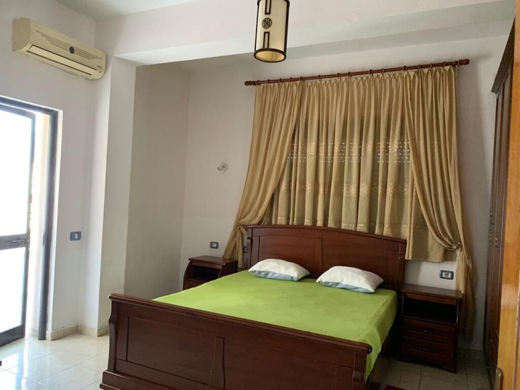 Jepet me qera apartament 2+1+1, Rruga Filip Shiroka 200 m larg shkolles “MREKULLIA”, Porcelan
