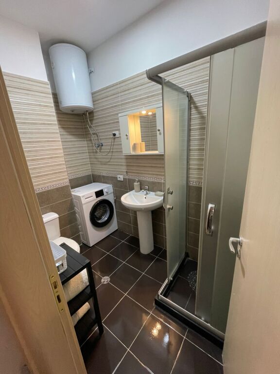 Jepet me qera apartament 1+1, Yzberisht Kompleks Molla Bulevard Migjeni.