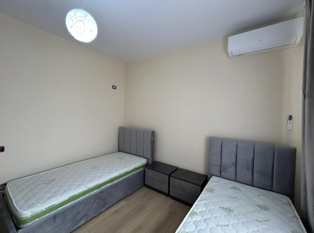 🏡 SHTËPI ME QIRA – RRUGA E KAVAJËS (PËRBALLË DELIJORGJIT)  