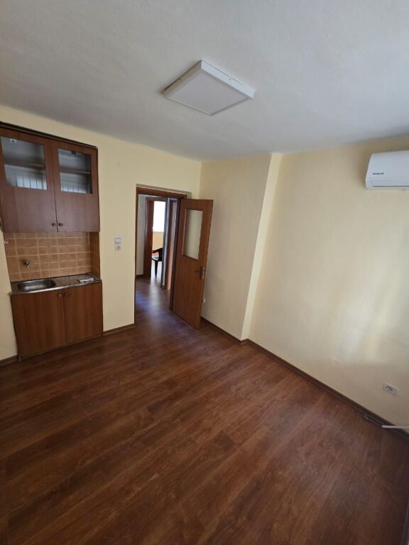 Jepet me qera  Apartament Zyre ne Bllok