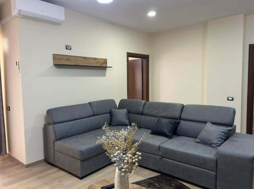 🏡 SHTËPI ME QIRA – RRUGA E KAVAJËS (PËRBALLË DELIJORGJIT)  