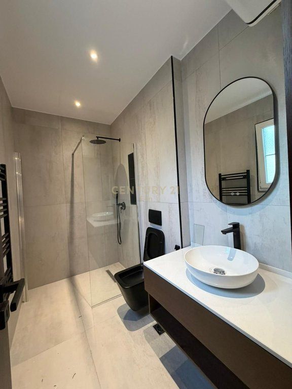 SHITET APARTAMENT 2+1 | 128m² + 148m² VERANDE | NE QENDER TE DURRESIT!