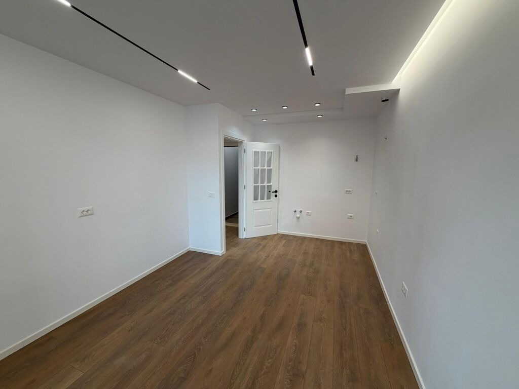 📣 SHITET Apartament 1+1 📍 Prane 21-Dhjetorit ✨   🏢 Ndertim i Ri (Me Ashensor)  📐 Siperfaqe Bruto 54 m2  📐 Siperfaqe Neto 46 m2  🛋️ Totalisht i Restauruar   💶 Cmimi 155.000 Euro