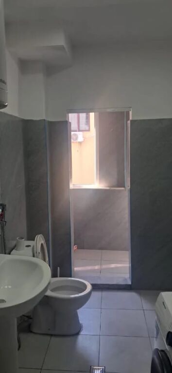 Jepet me qera apartament 1+1 ne Xhamllik