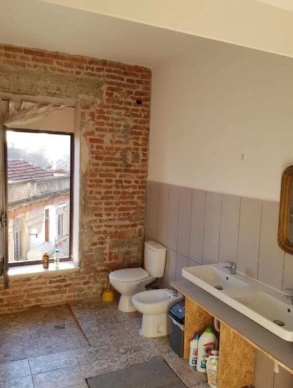 Tirana, monolocale 1+1 in affitto, 1° piano, 50 m², 550 € (Centro)