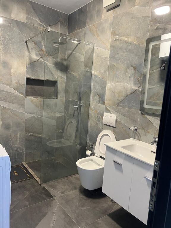 🏢Bulevardi Zogu I,pas Minstirse se Drejtesise jepet me qera apartament 1+1,i mobiluar. 65,000Leke    