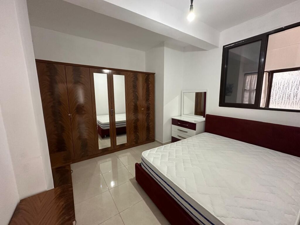 🏡 Qera Kati i parë i një vile–📍 Zona: 5 Maj 🏠 Tipologjia: 1+1