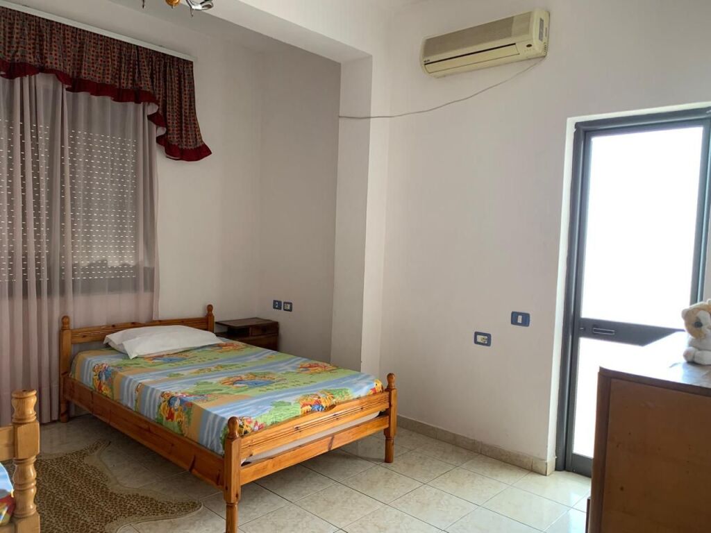 Jepet me qera apartament 2+1+1, Rruga Filip Shiroka 200 m larg shkolles “MREKULLIA”, Porcelan
